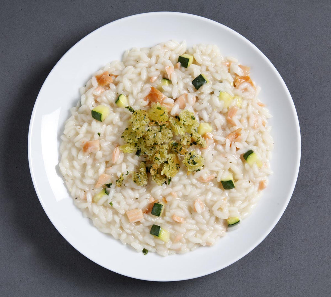 immagine ricetta Risotto con salmone, zucchine, tè verde e crumble alla melissa 